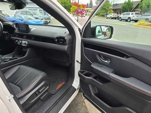 Used 2023 Honda Pilot TrailSport image 11