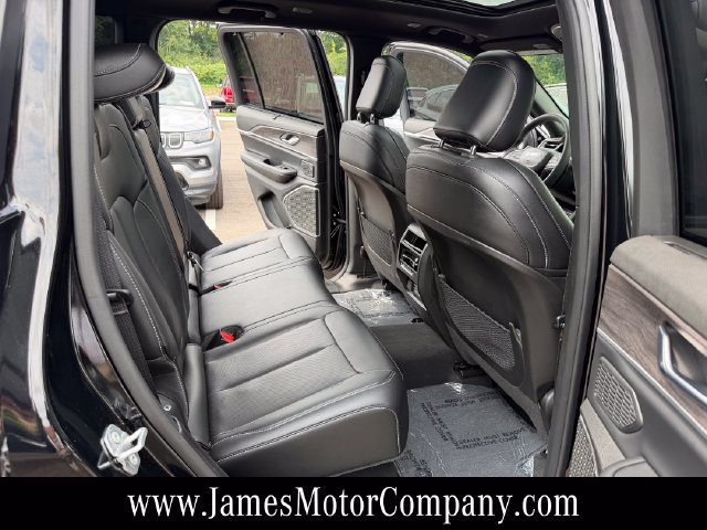 Used 2025 Jeep Grand Cherokee Limited w/ Luxury Tech Group II AWD/4WD image 19