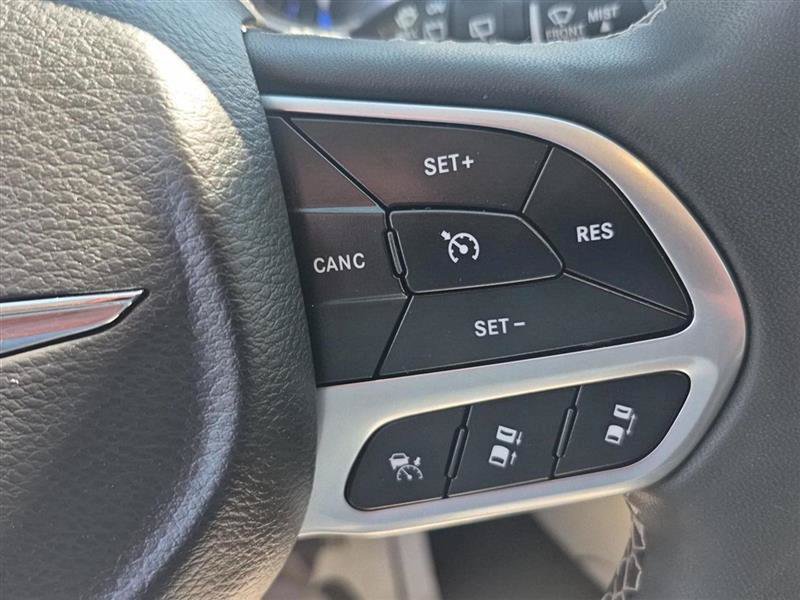 Used 2023 Chrysler Pacifica Touring-L FWD image 16