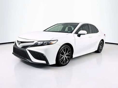 Used 2023 Toyota Camry SE image 3