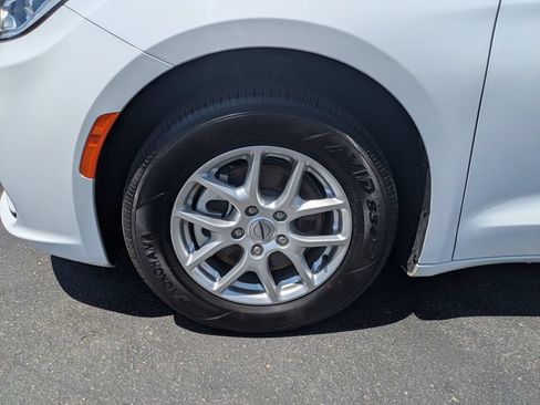 Used 2025 Chrysler Pacifica Select FWD image 13
