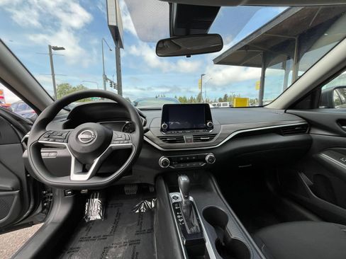 Used 2025 Nissan Altima 2.5 SV FWD image 33