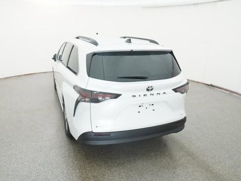 New 2026 Toyota Sienna XLE image 60