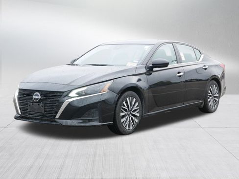Used 2024 Nissan Altima 2.5 SV image 2