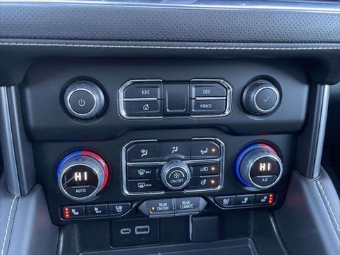 Used 2023 Chevrolet Suburban Premier w/ Advanced Technology Package image 29