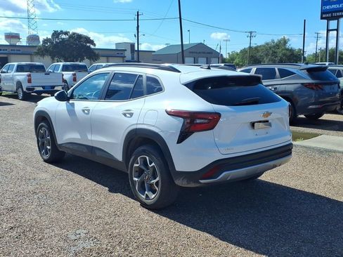Used 2025 Chevrolet Trax LT FWD image 3