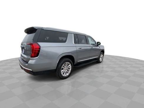 Used 2023 GMC Yukon XL SLT AWD/4WD image 2