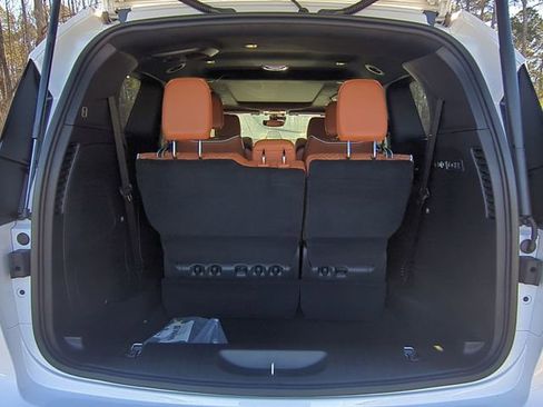New 2026 Chrysler Pacifica Pinnacle w/ Trailer Tow Group FWD image 23