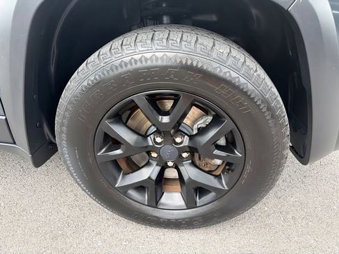Used 2017 Jeep Cherokee Trailhawk w/ Comfort/Convenience Group AWD/4WD image 14
