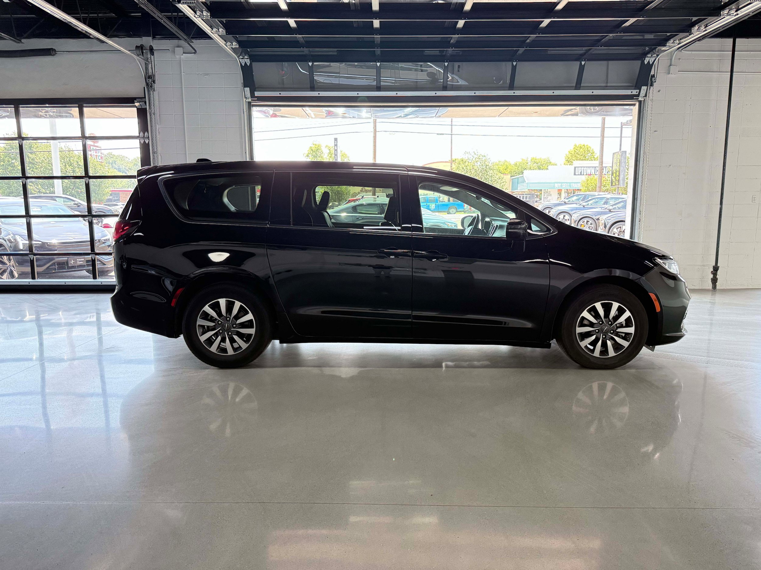 Used 2024 Chrysler Pacifica Limited FWD image 7