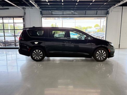 Used 2024 Chrysler Pacifica Limited FWD image 7