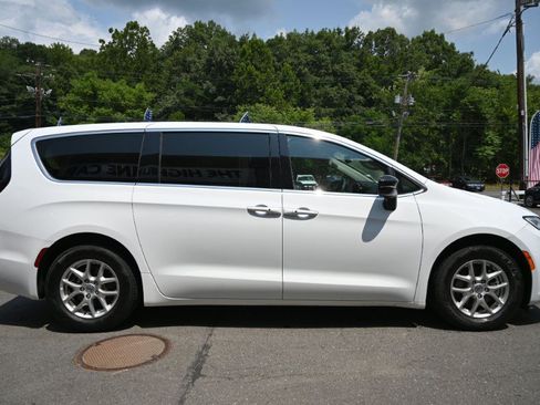 Used 2024 Chrysler Pacifica Touring-L FWD image 6