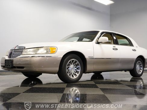 Used 2000 Lincoln Town Car Signature RWD image 22