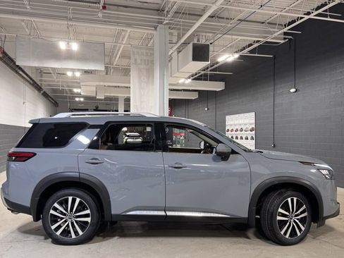New 2025 Nissan Pathfinder Platinum image 8