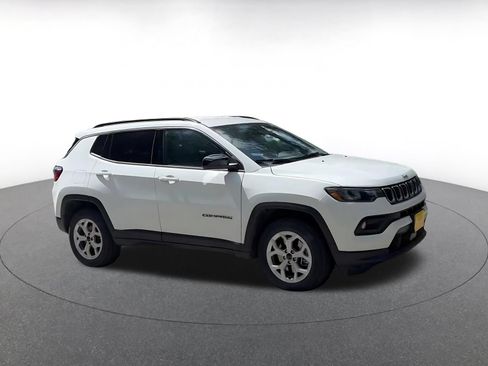 Used 2025 Jeep Compass Latitude AWD/4WD image 2