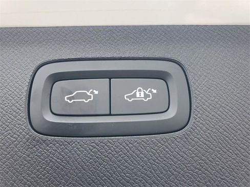 Used 2025 Volvo XC90 B6 Plus image 36