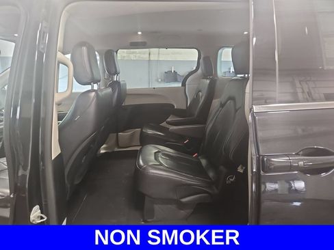 Used 2022 Chrysler Pacifica Touring-L FWD image 18