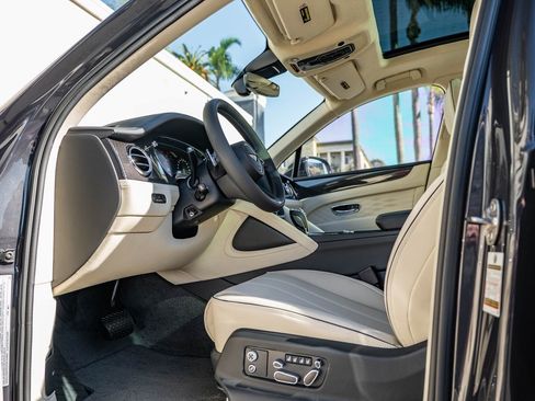 Used 2025 Bentley Bentayga image 2