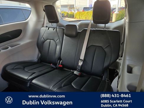 Used 2024 Chrysler Pacifica Select image 13