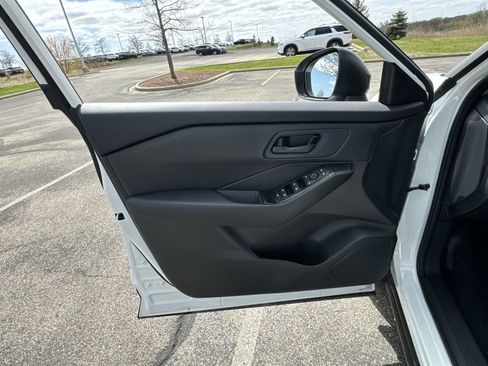 Used 2025 Nissan Rogue S AWD/4WD image 20