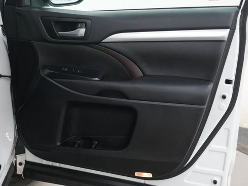 Used 2018 Toyota Highlander XLE AWD/4WD image 9