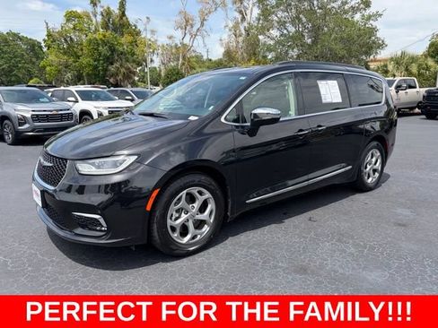 Used 2023 Chrysler Pacifica Limited FWD image 3