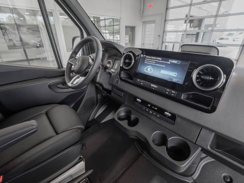 Used 2025 Mercedes-Benz Sprinter 2500 image 18