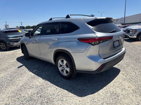 Used 2021 Toyota Highlander LE FWD image 6