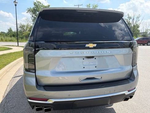 Used 2025 Chevrolet Suburban High Country AWD/4WD image 10