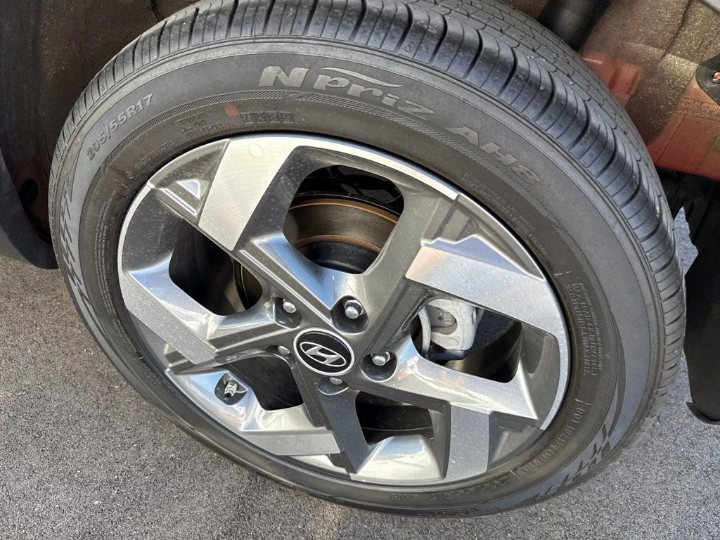 Used 2025 Hyundai Venue SEL FWD image 8
