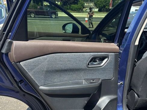 Used 2023 Nissan Rogue SV image 11