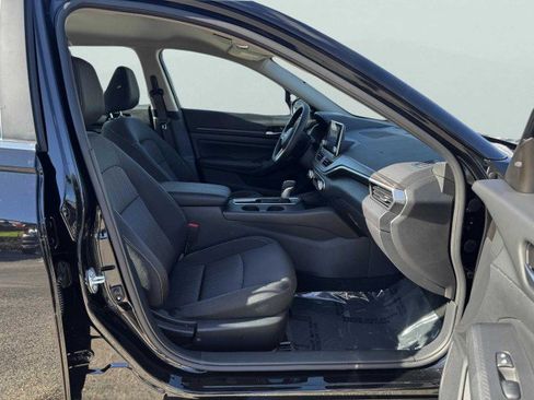 Used 2025 Nissan Altima 2.5 SV image 40