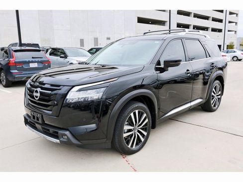 Used 2023 Nissan Pathfinder Platinum image 3