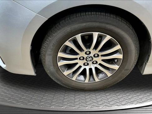 Used 2019 Toyota Sienna XLE FWD image 34