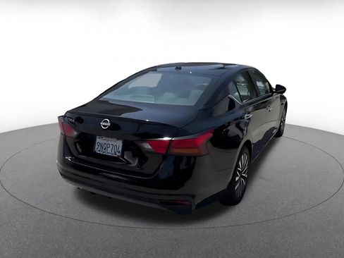 Used 2025 Nissan Altima 2.5 SV FWD image 11