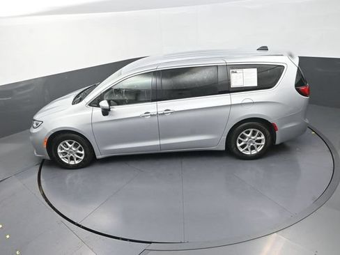 Used 2023 Chrysler Pacifica Touring-L FWD image 14
