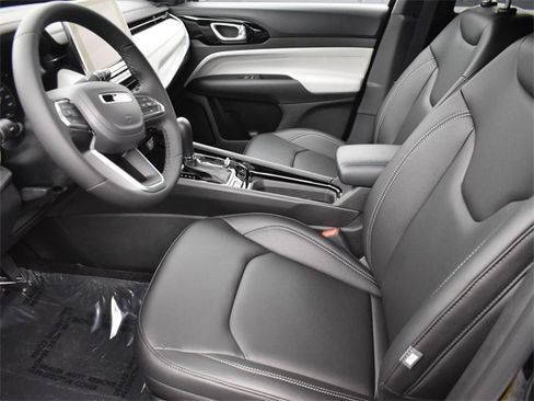 Used 2025 Jeep Compass Limited image 9