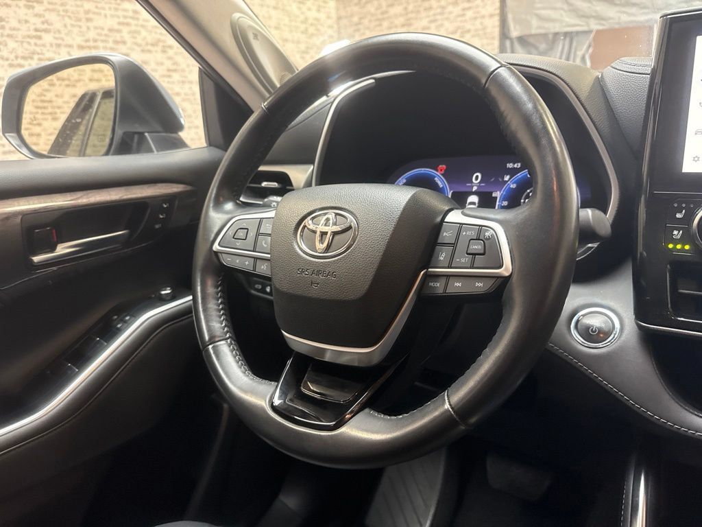 Used 2023 Toyota Highlander Limited FWD image 19