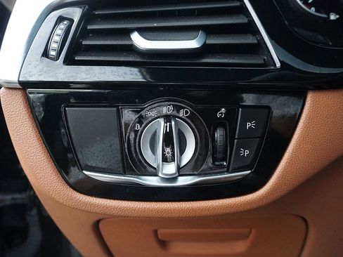 Used 2018 BMW M550i xDrive image 38