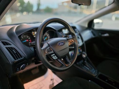 Used 2018 Ford Focus SE w/ SE Appearance Package image 22