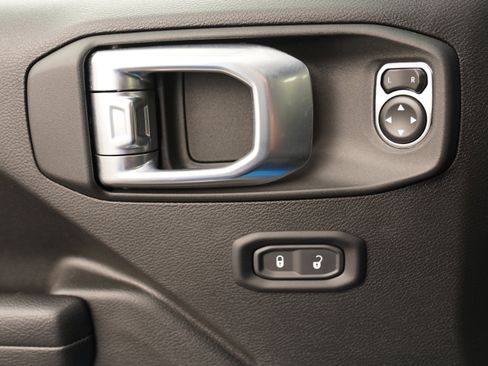 Used 2024 Jeep Wrangler Unlimited AWD/4WD image 16