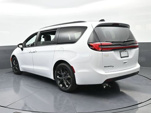 New 2026 Chrysler Pacifica Select image 4