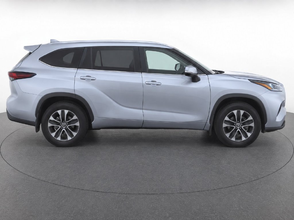 Used 2024 Toyota Highlander XLE FWD image 10