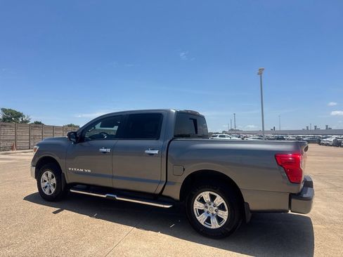 Used 2018 Nissan Titan SV w/ SV Convenience Package RWD image 13