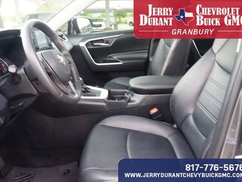 Used 2020 Toyota RAV4 XLE Premium image 18