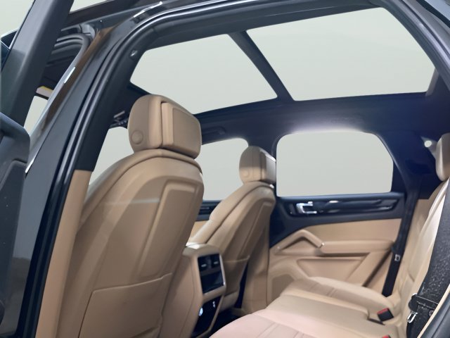 Used 2023 Porsche Cayenne AWD/4WD image 27