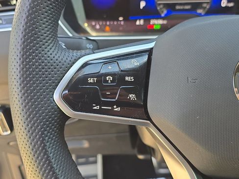 Used 2024 Volkswagen Tiguan SE R-Line image 29