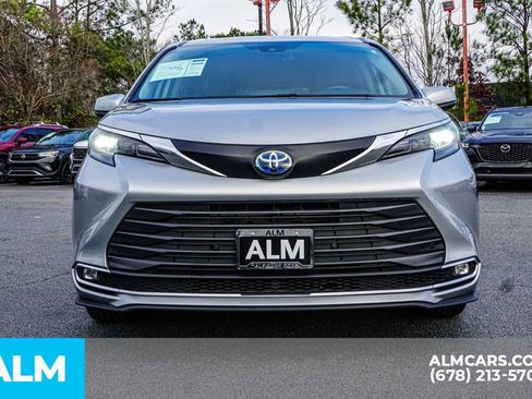 Used 2024 Toyota Sienna XLE image 10