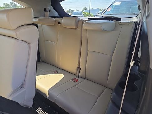 Used 2021 Toyota Highlander XLE AWD/4WD image 10