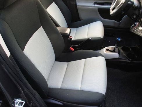 Used 2014 Toyota Prius C Two w/ Preferred Accessory Package FWD image 9